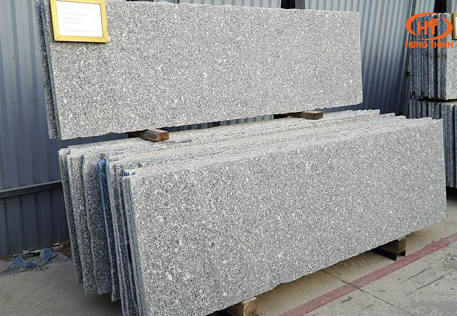 cầu thang đá trắng suối lau