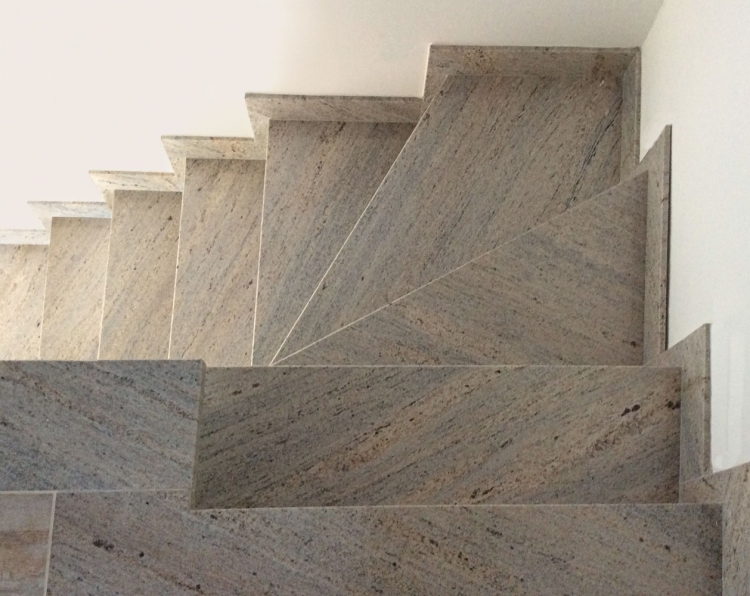 Granite có độ cứng cao, chống mài mòn hiệu quả, đảm bảo an toàn và bền đẹp lâu dài cho hạng mục cầu thang trong nhà ở và công trình lớn.