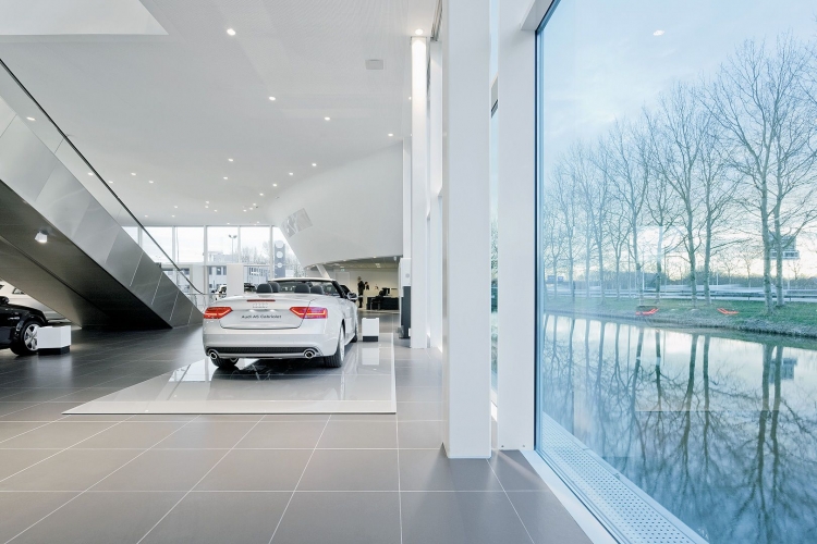 đá granite khối lớn lát nền showroom xe hơi