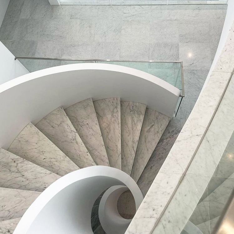 Đá nung kết vân marble kem vàng hoặc be sáng: tạo cảm giác ấm áp, sang trọng kiểu tân cổ điển