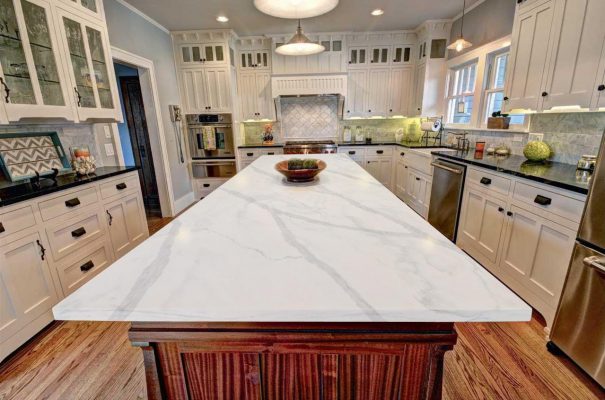 Đá bếp trắng mang lại cảm giác rộng rãi