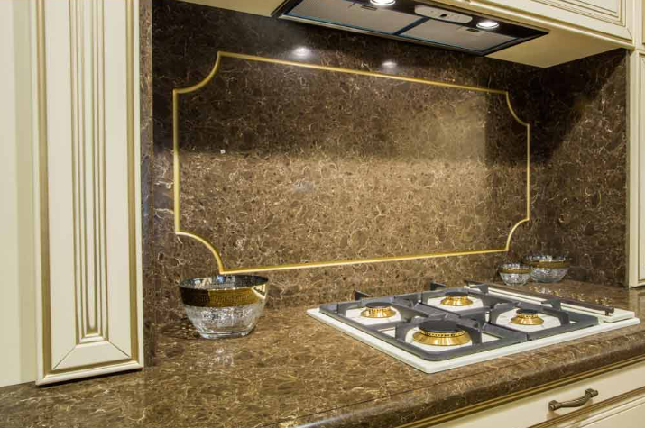 Mặt bếp, lavabo: ưu tiên thạch anh trắng hoặc đá nhân tạo màu sáng – vừa sạch đẹp, vừa hợp mệnh.