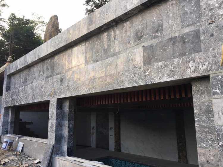 Mặt tiền đá Granite hoặc marble xử lý chống thấm, màu sang trọng, đồng đều