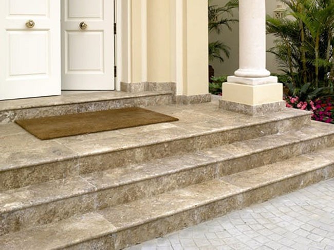 Bậc tam cấp Granite đen hoặc nâu nhạt, đá dày chịu lực cao