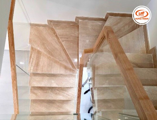 Tông màu đá nhẹ nhàng mang lại cảm giác rộng rãi cho không gian.