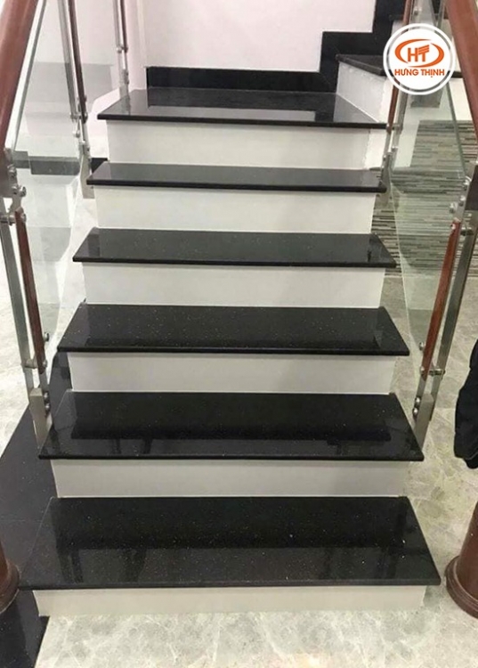 Cầu thang gắn liền với tường ốp đá đồng bộ, ấn tượng.