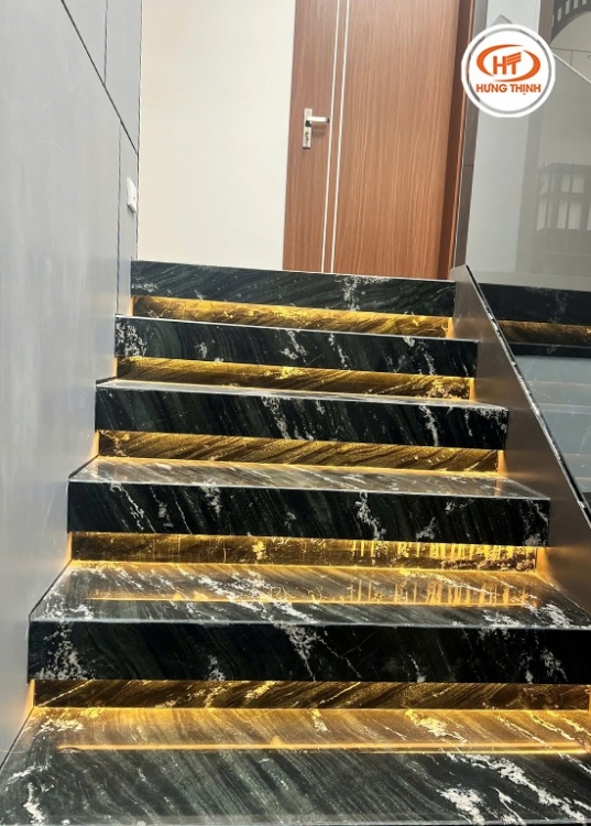 Thiết kế cầu thang khối vuông vắn, mạnh mẽ, hiện đại.