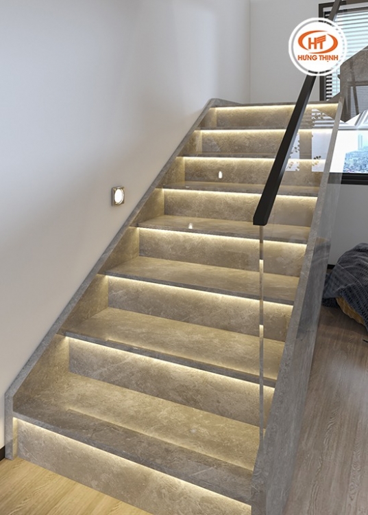 Sự kết hợp hài hòa giữa đá ốp và lan can kính hiện đại.