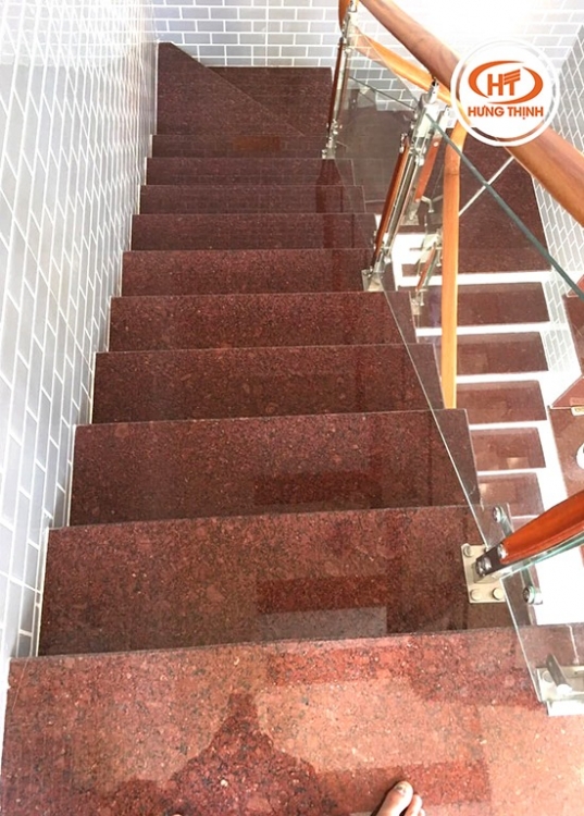 Mẫu cầu thang tinh tế cho không gian nhà phố hiện đại.