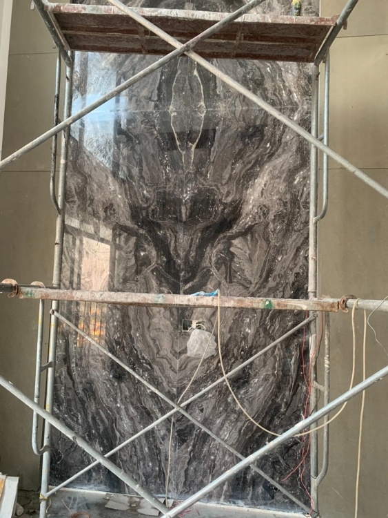 Đá marble (cẩm thạch): Vân đá mềm mại, màu sắc tinh tế, phù hợp trang trí phòng khách, vách sau tivi hoặc sofa.