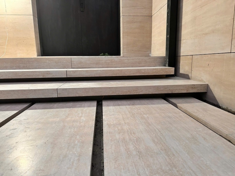 Kết hợp ánh sáng đèn hắt hoặc nội thất gỗ trầm giúp không gian trở nên ấm cúng, hiện đại và có chiều sâu.