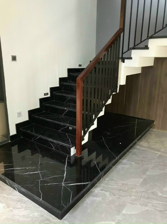 Cầu thang, sàn nhà: Bền, chống trơn trượt khi được xử lý đúng kỹ thuật, phù hợp với không gian sang trọng.