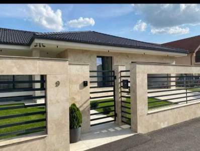 Ốp mặt tiền nhà phố, biệt thự: Tăng vẻ sang trọng và bền vững cho kiến trúc tổng thể.