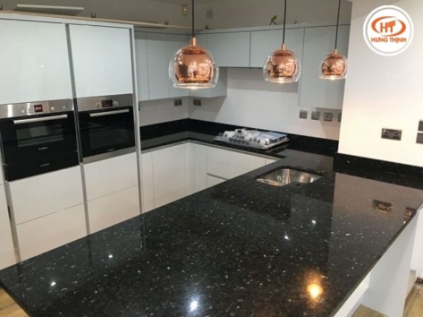Màu đen tuyền sang trọng, lấp lánh ánh kim, phù hợp với tủ bếp tông sáng hoặc gỗ tự nhiên.