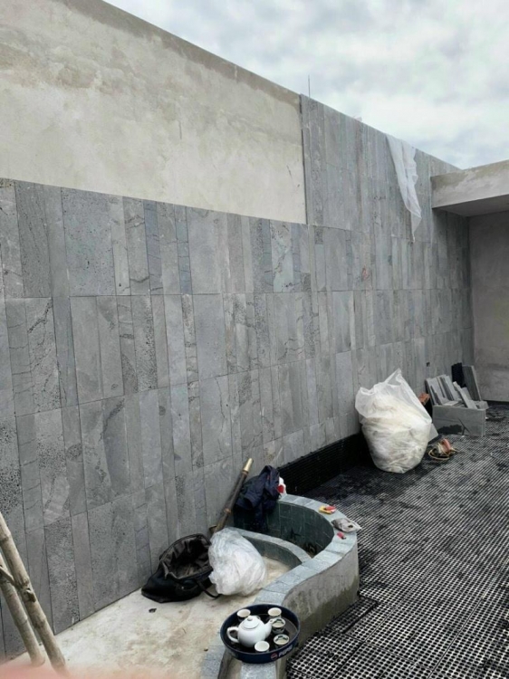 Tường đá không chỉ bền chắc, chống bám bụi mà còn giúp tổng thể ngôi nhà trở nên sang trọng, kiên cố hơn.