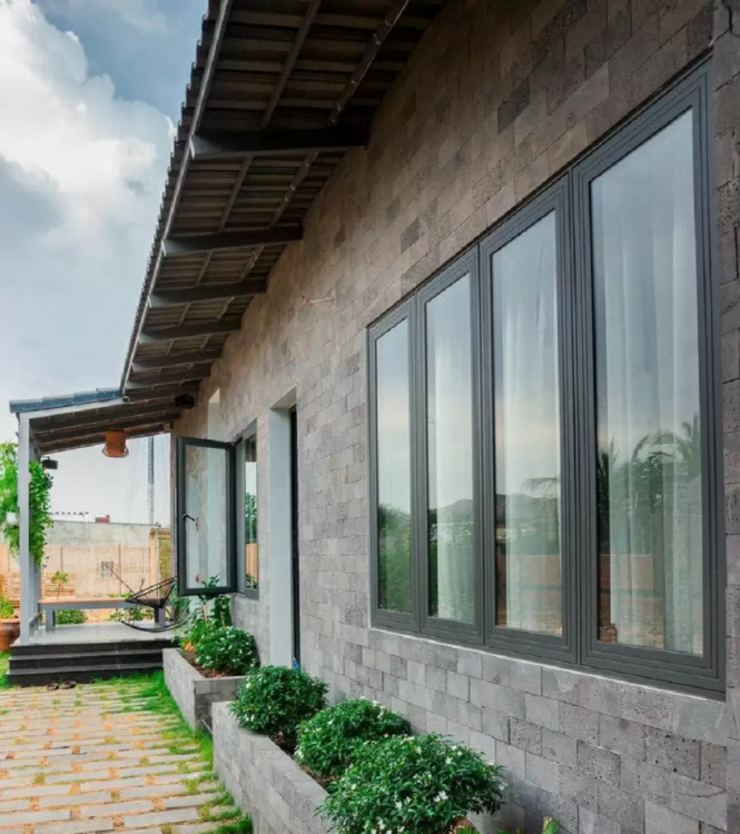 Dùng đá ốp cho các bức tường tiểu cảnh, chân tường sân vườn hay lối đi ngoài trời giúp không gian thiên nhiên hài hòa với kiến trúc tổng thể