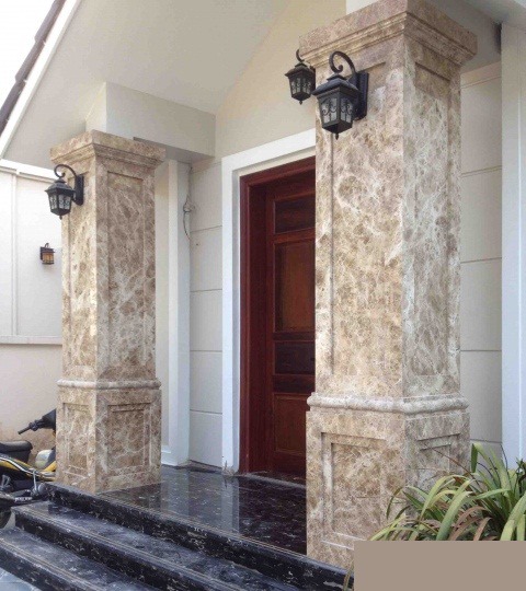 Ốp đá cho các cột vuông, cột tròn không chỉ làm nổi bật kiến trúc mà còn tăng độ vững chắc cho không gian ngoại thất.