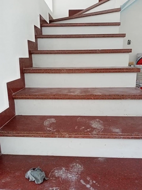 cầu thang đá đỏ cổ trắng