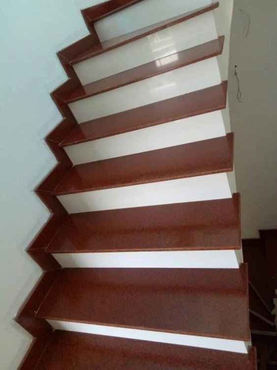 cầu thang đá đỏ cổ trắng