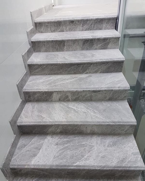 đá lát cầu thang chống trơn