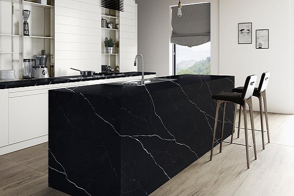 Phong cách sang trọng, hiện đại và nổi bật. Các hạt ánh kim giúp mặt đá bắt sáng tốt, tạo hiệu ứng chiều sâu bắt mắt.