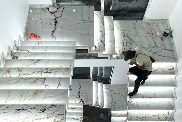 Đá trắng: Cao cấp, tinh tế, nổi bật khi kết hợp ánh sáng đèn LED
