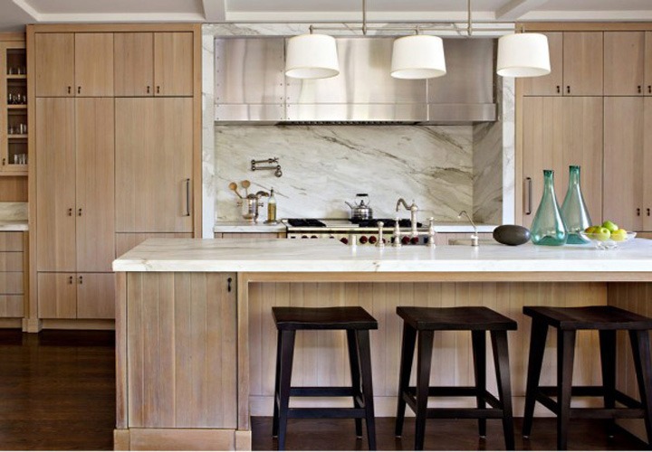 Chọn đá granite hoặc thạch anh giúp chống thấm, dễ vệ sinh, giữ vẻ sạch đẹp lâu dài.
