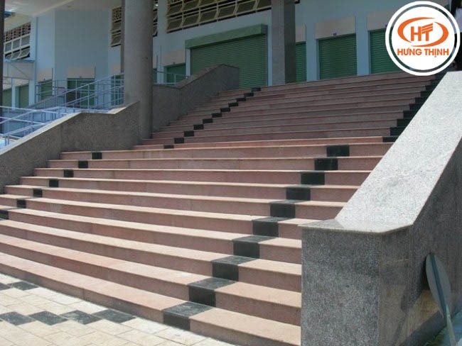 Đá lát tam cấp tạo lối đi chắc chắn và dễ vệ sinh