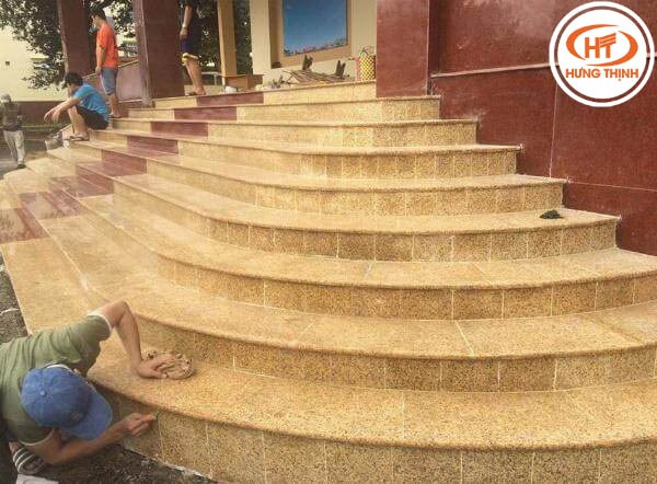 Thi công tam cấp với đá tự nhiên mang lại độ bền vượt thời gian.