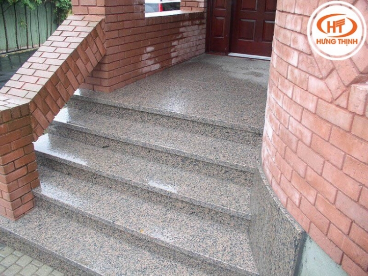 Bề mặt đá có độ nhám vừa phải, đảm bảo an toàn khi sử dụng