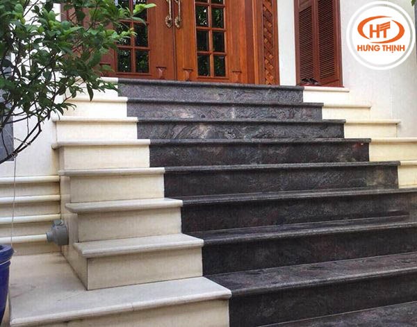 Bậc tam cấp lát đá kết hợp hài hòa với tiểu cảnh sân vườn.