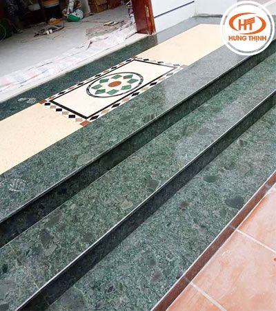 Lối vào nổi bật với bậc tam cấp đá bền đẹp và tinh tế.