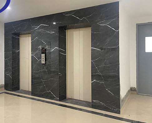 Bề mặt nhám chống trơn trượt, an toàn khi sử dụng, đồng thời mang lại sự sang trọng tinh tế.
