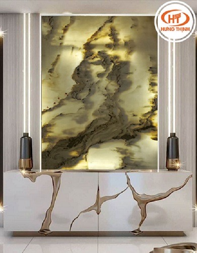 Kết hợp đèn LED, ánh sáng xuyên qua từng đường vân tạo không gian lung linh, huyền ảo – lý tưởng cho phòng khách, quầy lễ tân, khách sạn.