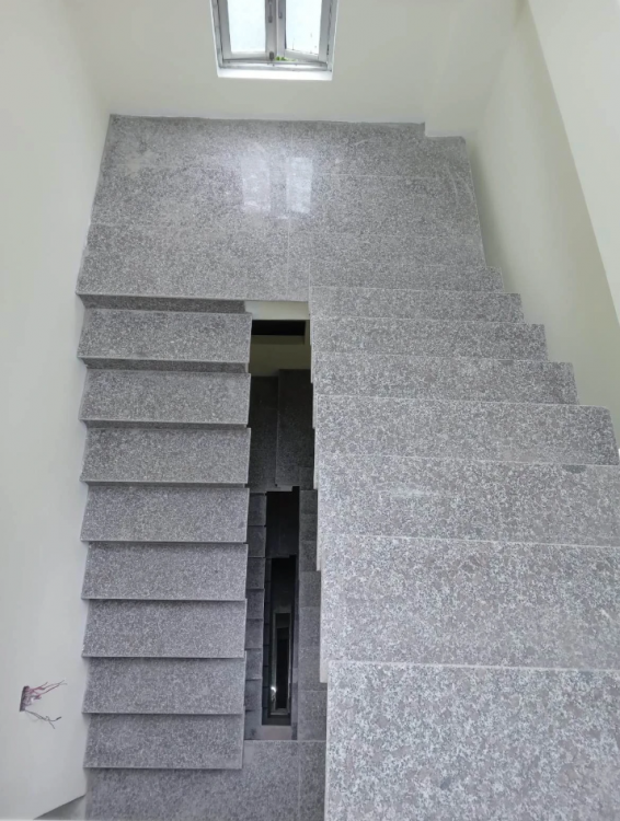 đá granite cầu thang