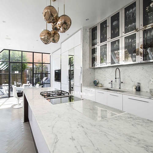 Đá giúp hạn chế bám bẩn, chịu nhiệt tốt và dễ lau chùi. Đây là giải pháp lý tưởng thay thế gạch men truyền thống.