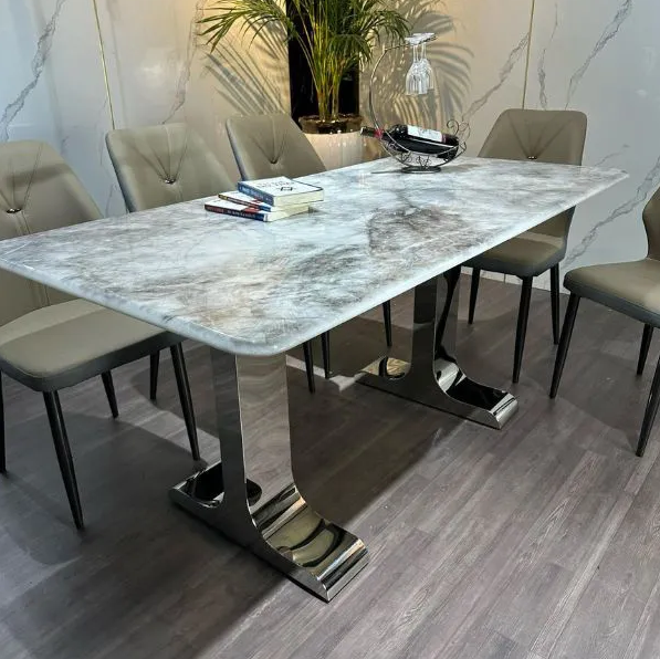 Bàn ăn đá thạch anh kết hợp chân kim loại hiện đại, phù hợp với phong cách nội thất trẻ trung và tinh tế.