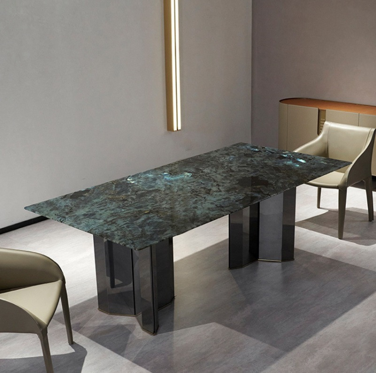 Bàn ăn đá thạch anh nguyên tấm với vân đá chạy liền mạch, mang lại vẻ đẹp sang trọng và độc đáo cho không gian nội thất.
