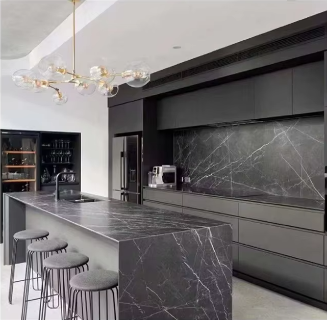 Có thể dùng cho bếp khi được phủ lớp chống thấm – chống xước cao cấp.