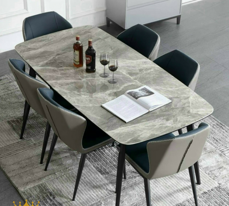 Bàn ăn đá thạch anh màu xám hiện đại mang phong cách tối giản, dễ kết hợp với nhiều thiết kế nội thất.