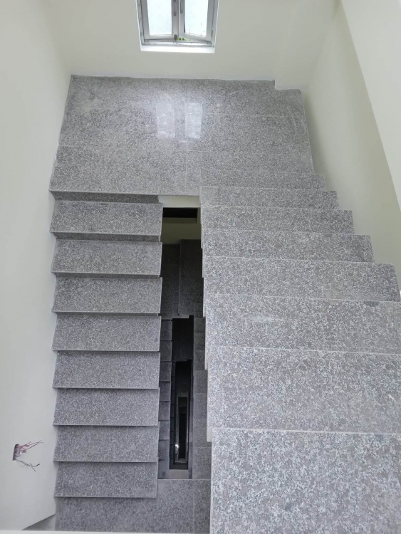 cầu thang đá trắng suối lau