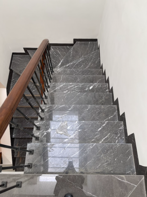 Cầu thang ốp đá marble tự nhiên