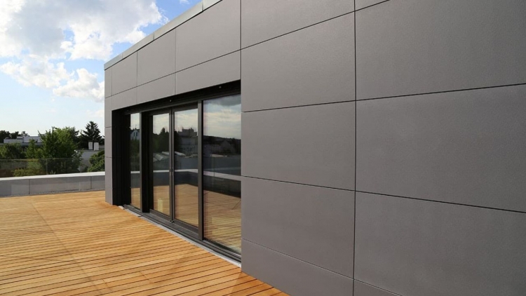 Vật liệu bền bỉ trước thời tiết, màu sắc ổn định, giúp mặt tiền và cầu thang luôn giữ được vẻ đẹp hiện đại, sang trọng.