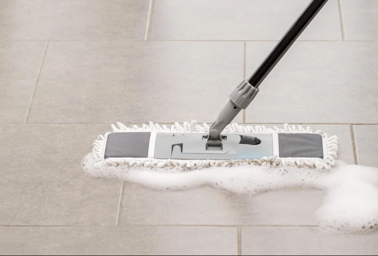  làm sạch sàn đá tự nhiên