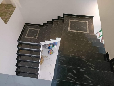 Ốp đá chiếu nghỉ cầu thang – Bền đẹp, tinh tế cho mọi không gian Ốp đá chiếu nghỉ cầu thang – Bền đẹp, tinh tế cho mọi không gian