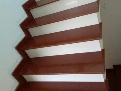 Cầu thang đá đỏ cổ trắng – Sự kết hợp tinh tế giữa cổ điển và hiện đại Cầu thang đá đỏ cổ trắng – Sự kết hợp tinh tế giữa cổ điển và hiện đại