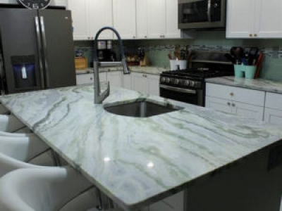 Đá marble tự nhiên vân loang trong thiết kế bếp