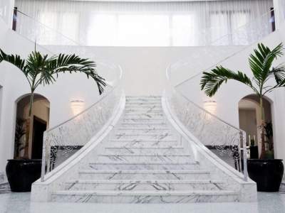 Đá granite trắng lát cầu thang biệt thự