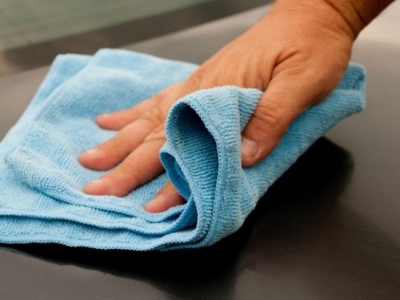 Sử dụng khăn mềm để vệ sinh mặt bàn granite