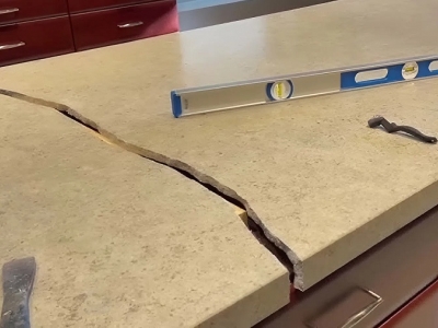 Mặt bàn đá bị nứt do tác động lực Mặt bàn đá bị nứt do tác động lực